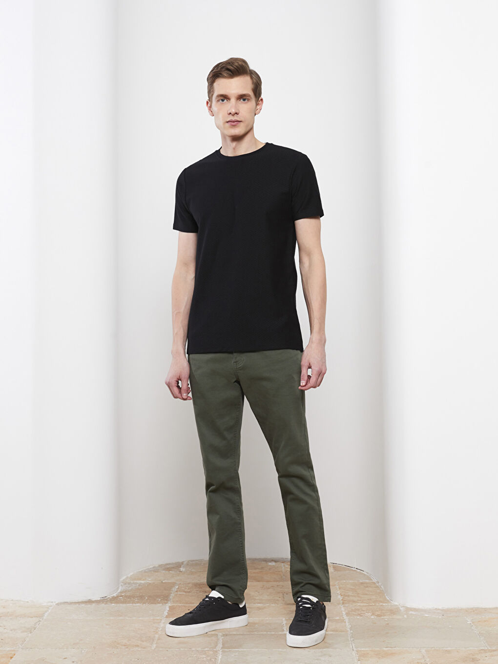 Siyah Bisiklet Yaka Penye Erkek Tişört-1