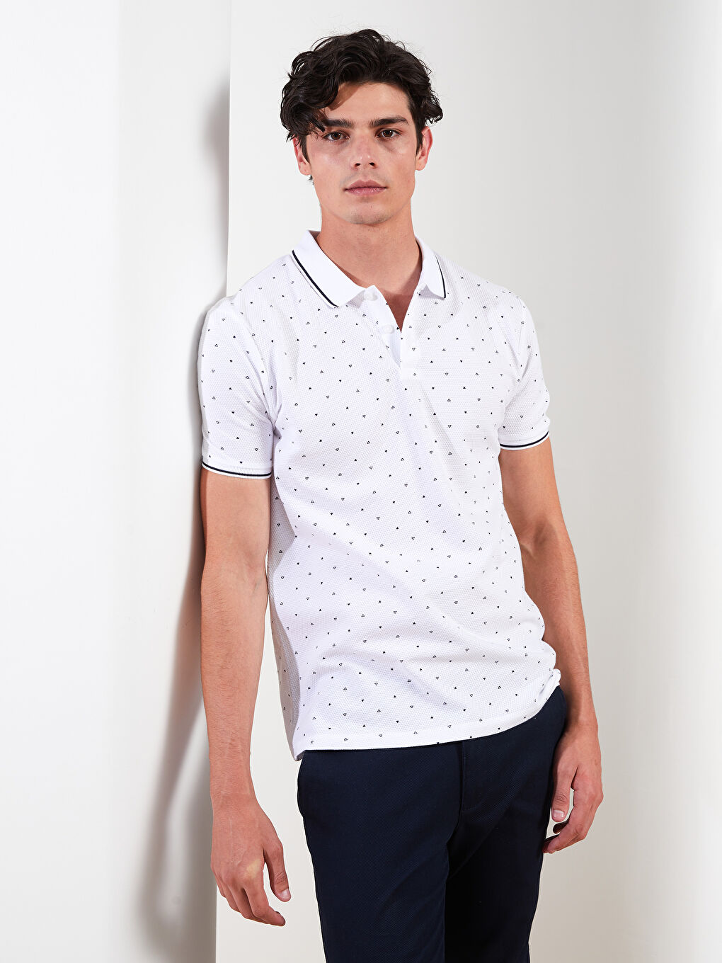 Beyaz Polo Yaka Kısa Kollu Desenli Erkek Tişört-1