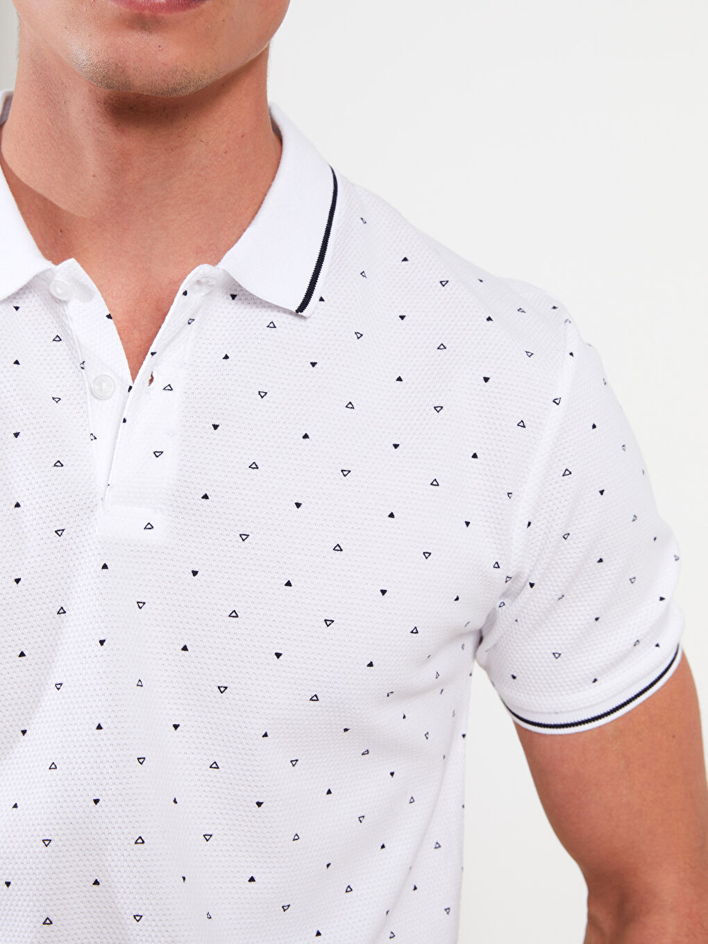 Beyaz Polo Yaka Kısa Kollu Desenli Erkek Tişört-3