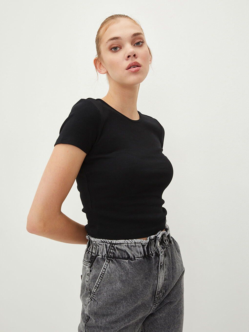 تي شيرت قطن ياقة دائرية مستقيم كم قصير للسيدات-1