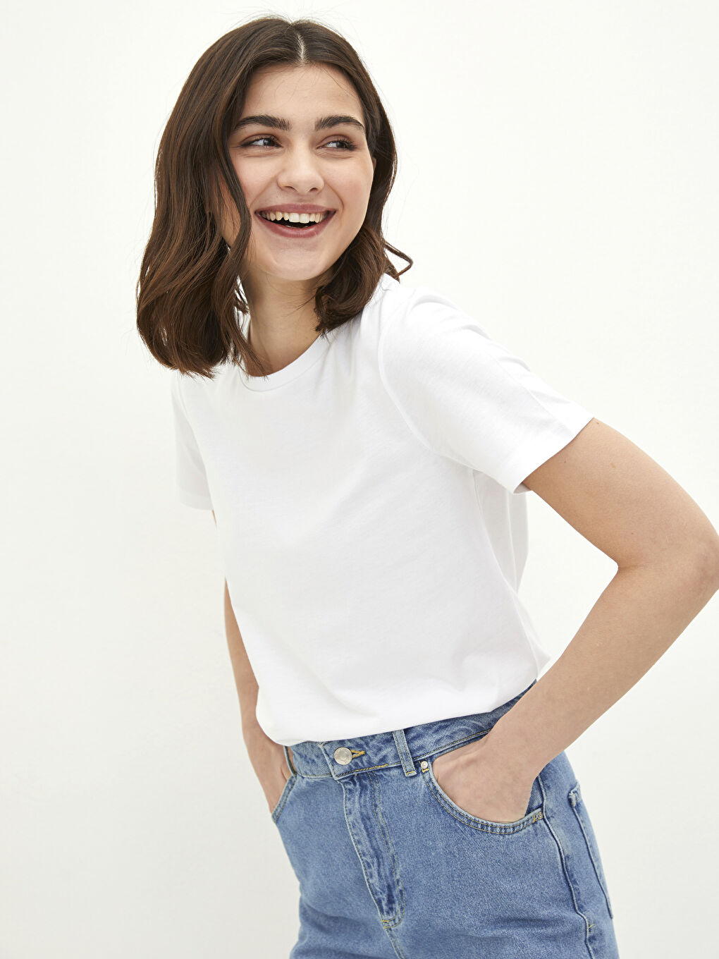 Beyaz Bisiklet Yaka Düz Kısa Kollu Kadın Tişört-1