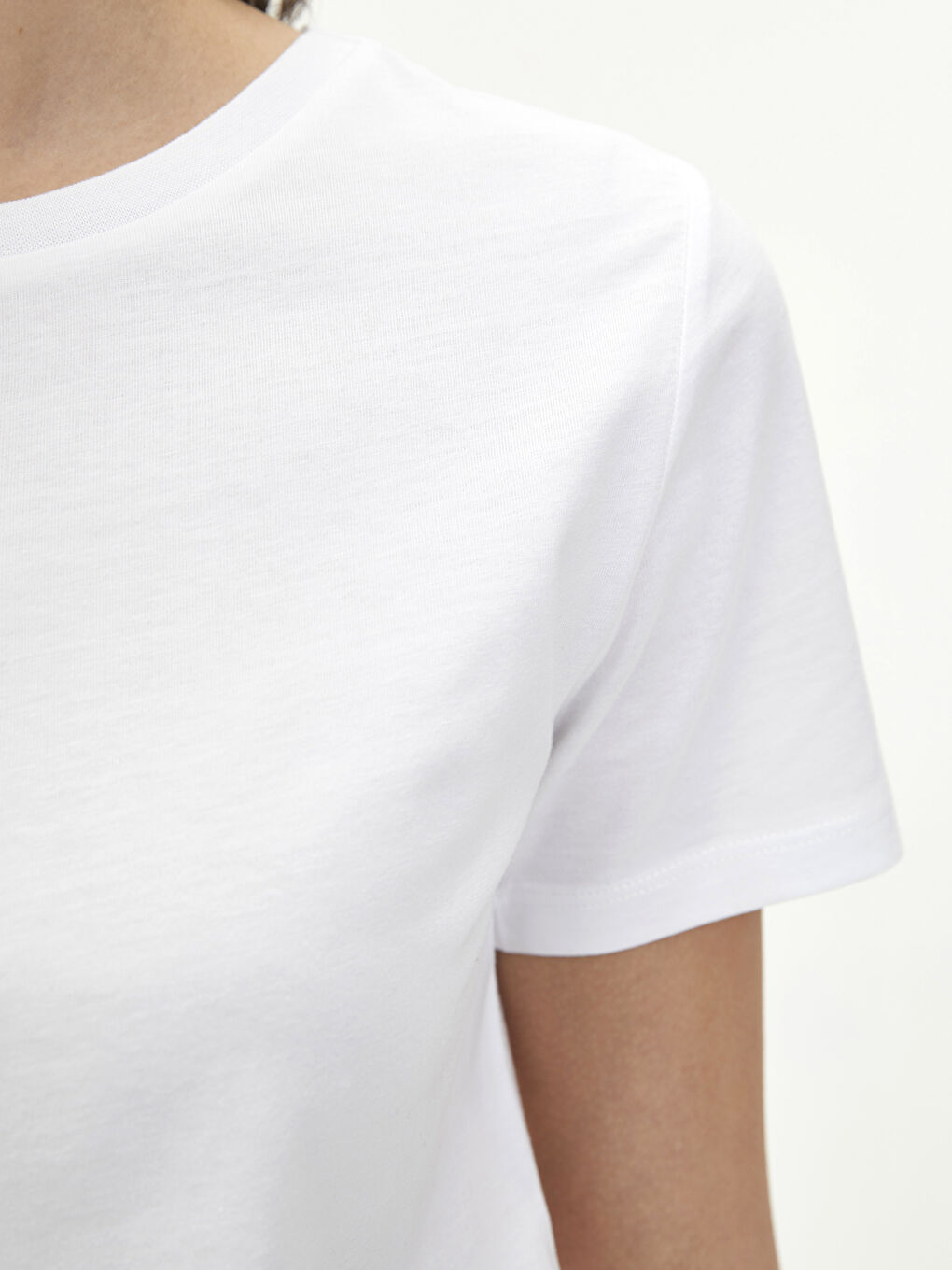 Beyaz Bisiklet Yaka Düz Kısa Kollu Kadın Tişört-3