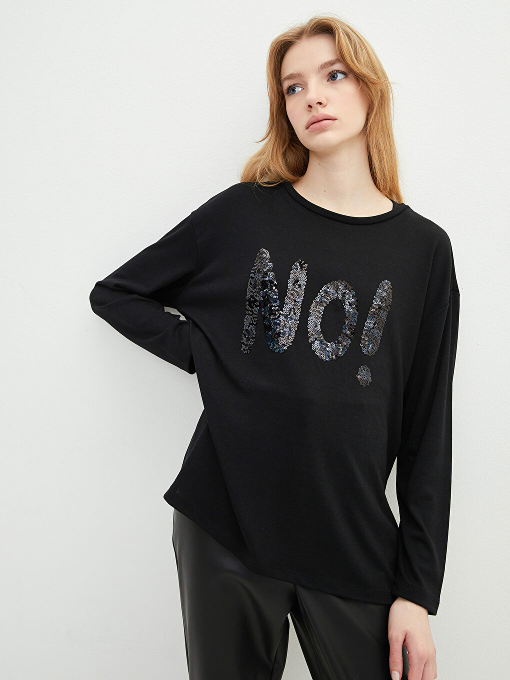 Siyah Bisiklet Yaka Pul Payet İşlemeli Kadın Tişört