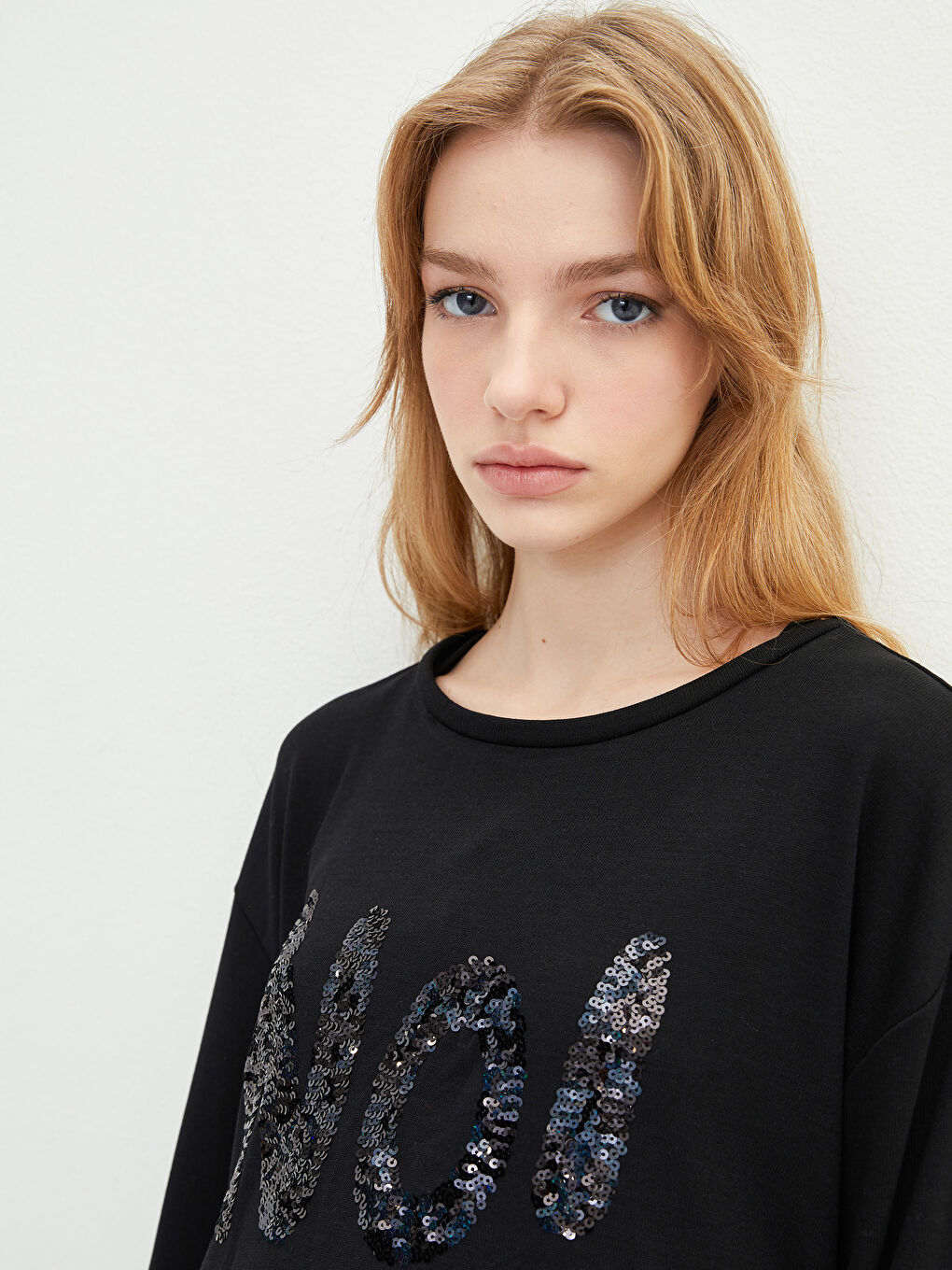 Siyah Bisiklet Yaka Pul Payet İşlemeli Kadın Tişört-1