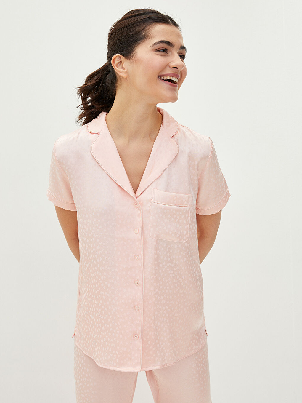 Ensemble de Pyjamas pour Femmes en Satin à Manches Courtes et Imprimé à Col de Chemise-4