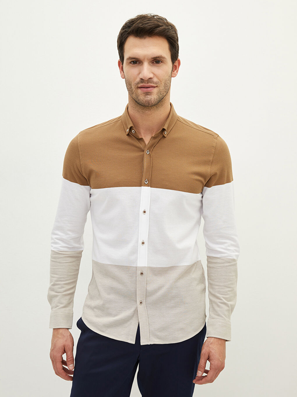 قميص رجالي ضيق بأكمام طويلة وكتلة ألوان