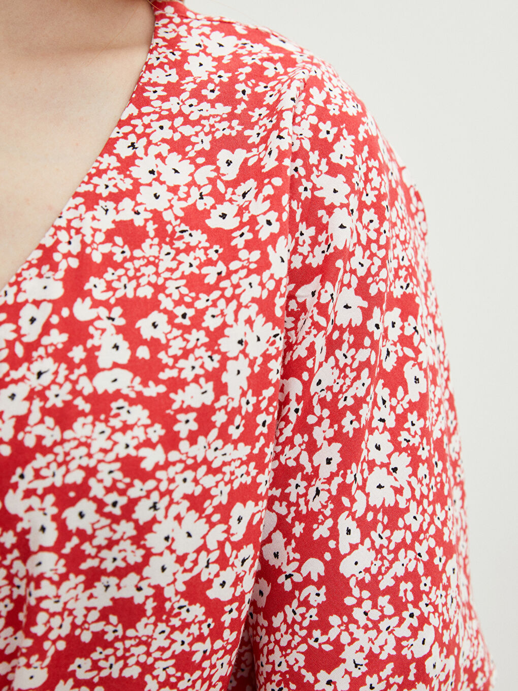 V-Ausschnitt Blumige Kurzarm Viskose Bluse für Damen-3