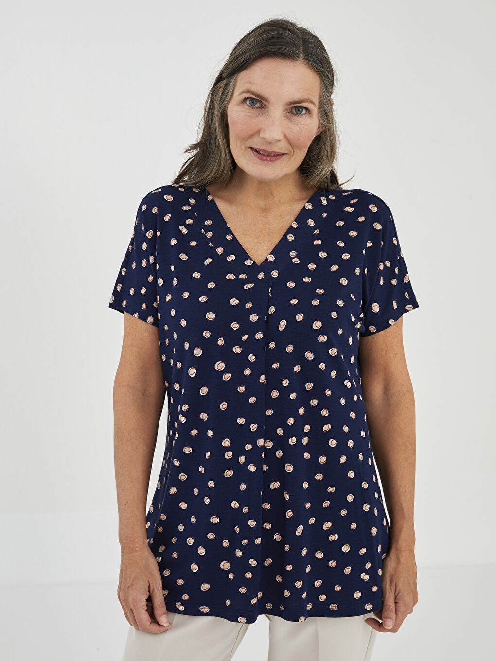 بلوزة نسائية بياقة على شكل حرف V وكم قصير من قماش الكريب ومزخرفة