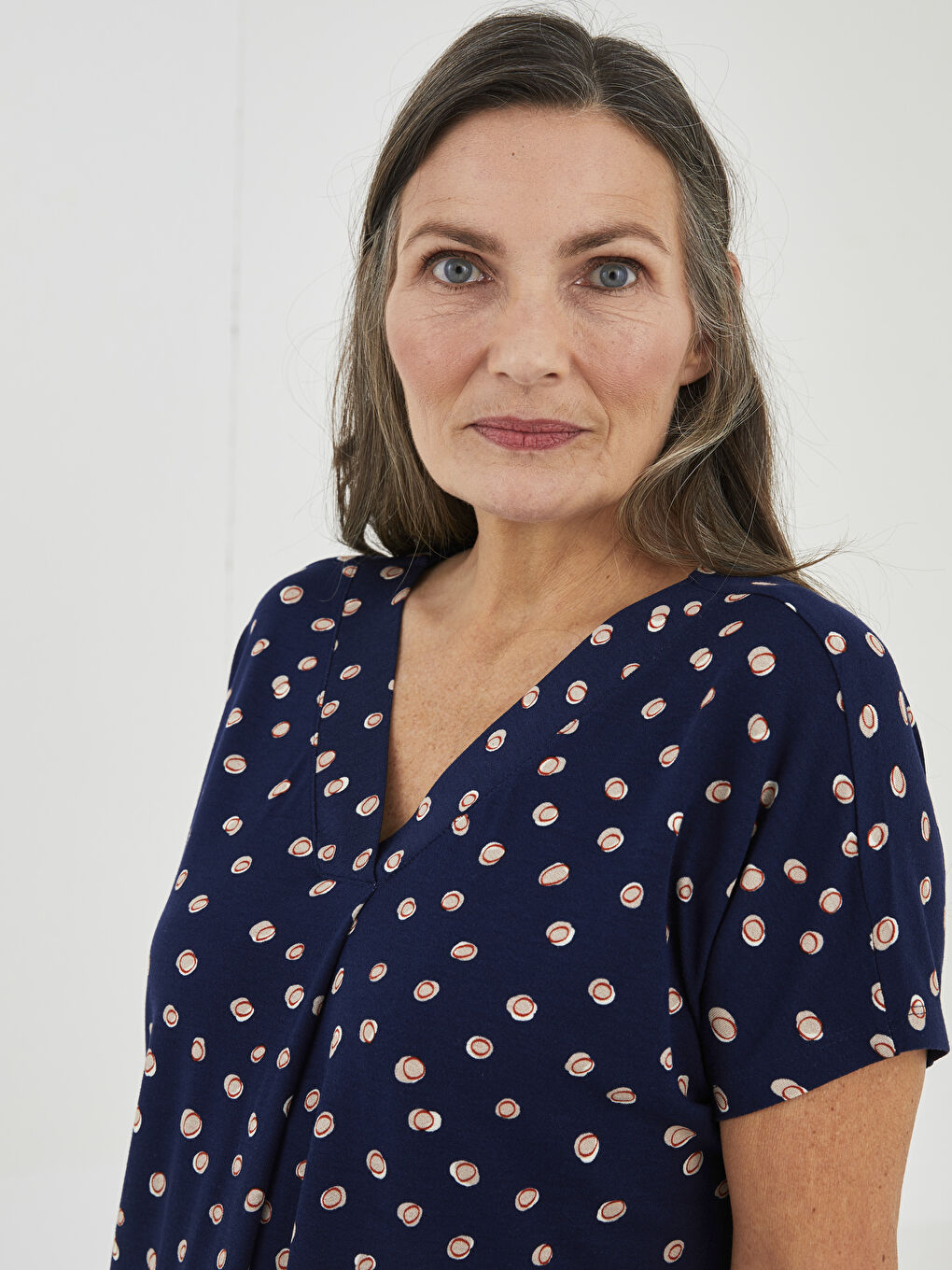 بلوزة نسائية بياقة على شكل حرف V وكم قصير من قماش الكريب ومزخرفة-1