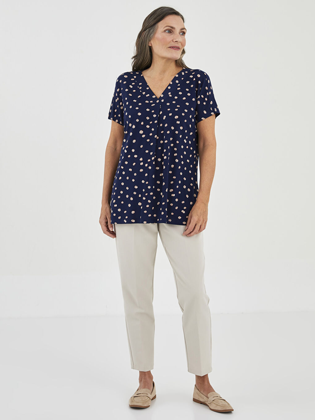 بلوزة نسائية بياقة على شكل حرف V وكم قصير من قماش الكريب ومزخرفة-2