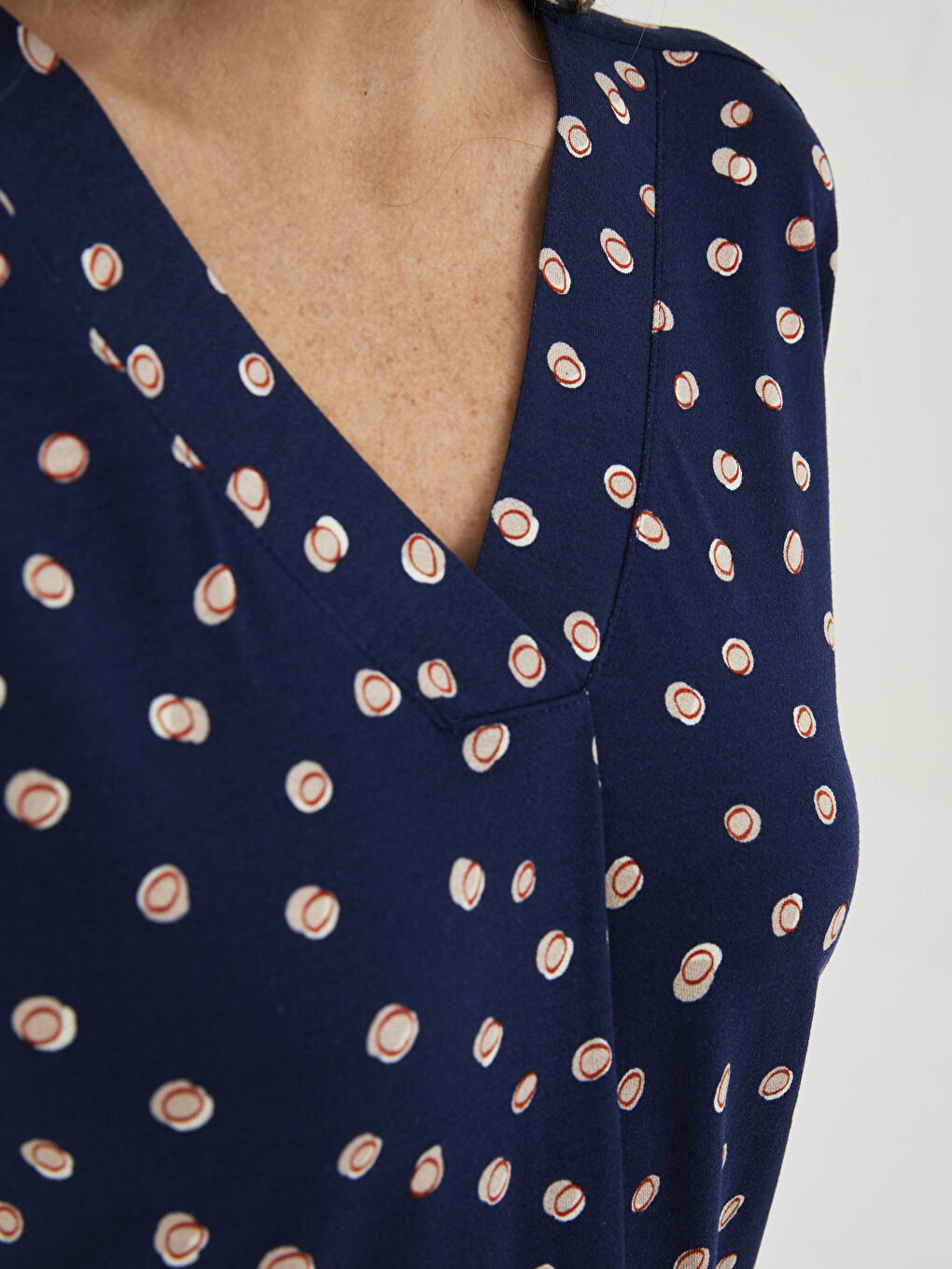 بلوزة نسائية بياقة على شكل حرف V وكم قصير من قماش الكريب ومزخرفة-3