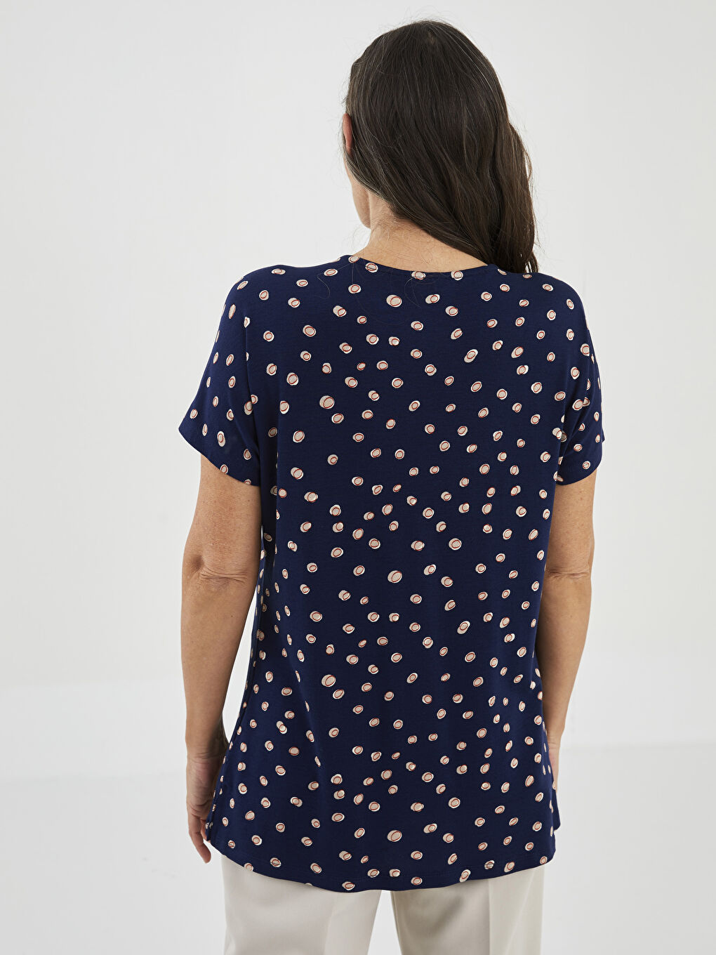 بلوزة نسائية بياقة على شكل حرف V وكم قصير من قماش الكريب ومزخرفة-4