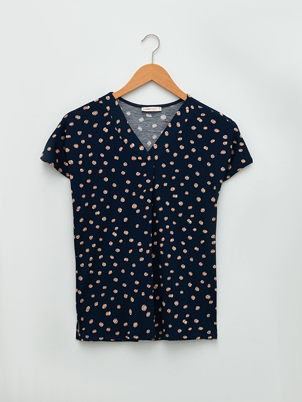 بلوزة نسائية بياقة على شكل حرف V وكم قصير من قماش الكريب ومزخرفة-5