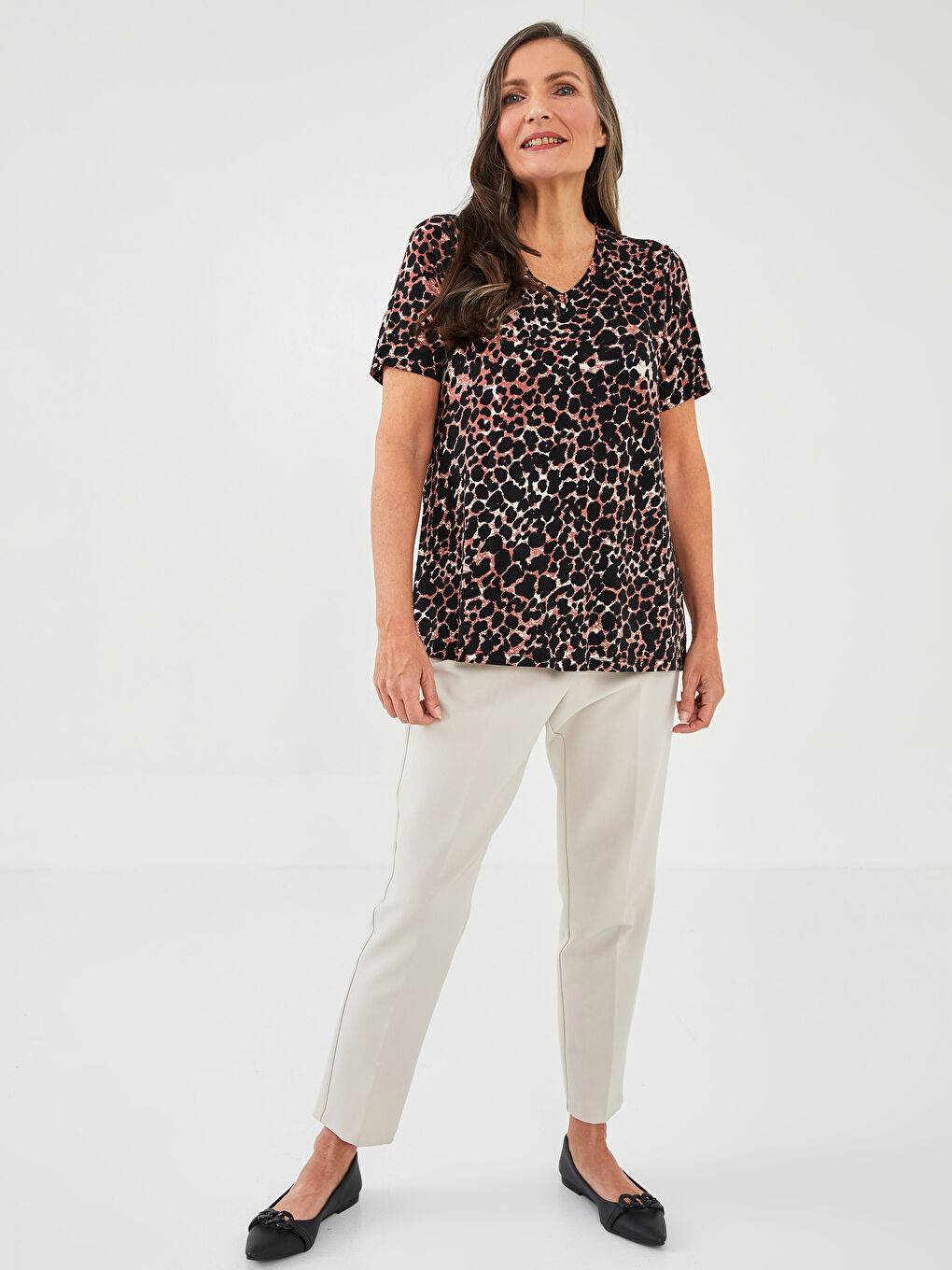 Siyah V Yaka Desenli Kısa Kollu Kadın Tişört-2