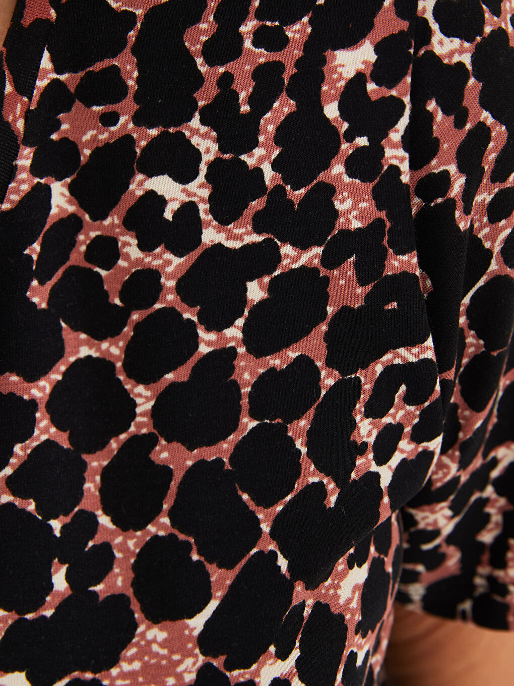 Siyah V Yaka Desenli Kısa Kollu Kadın Tişört-3