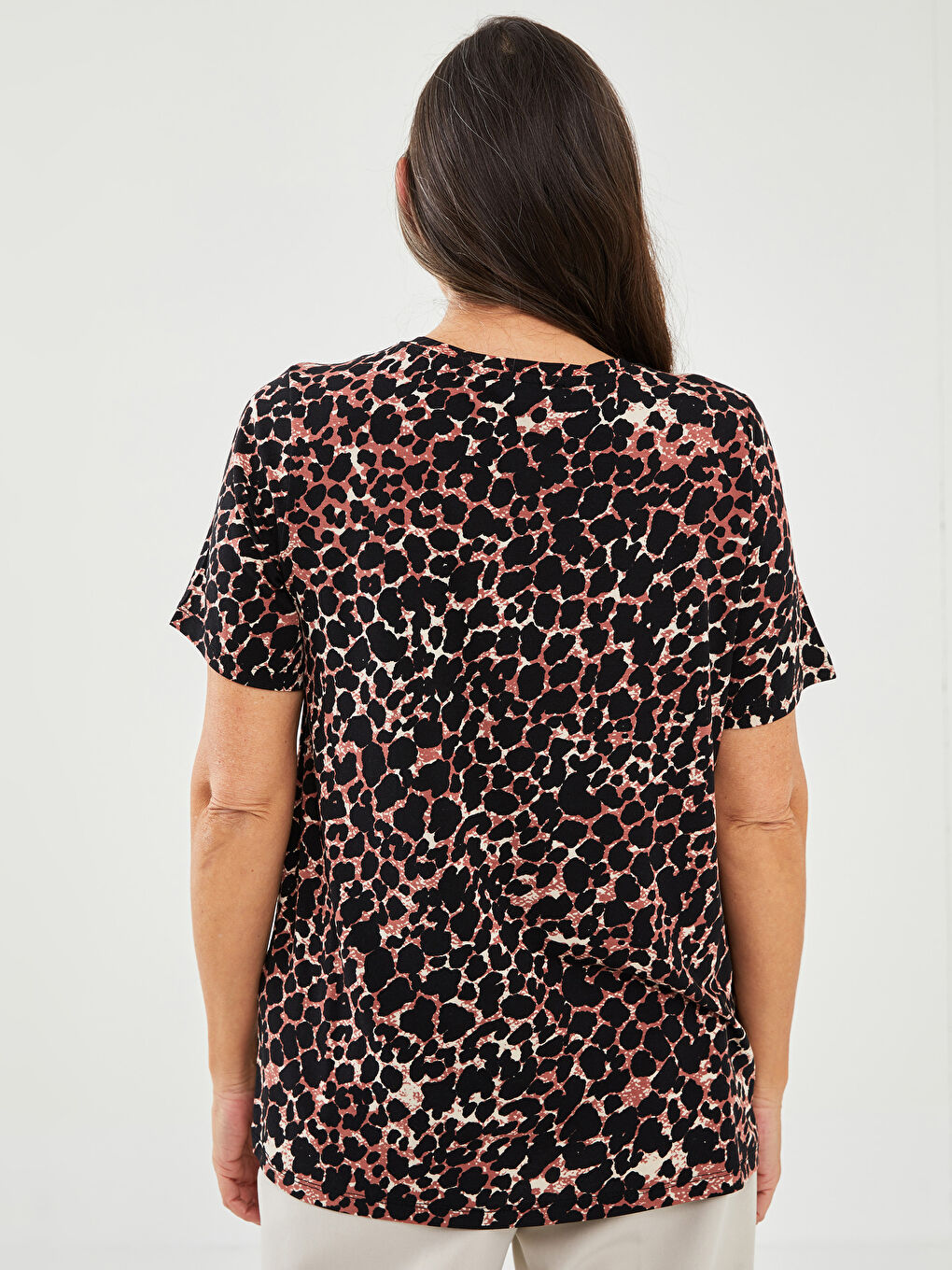 Siyah V Yaka Desenli Kısa Kollu Kadın Tişört-4