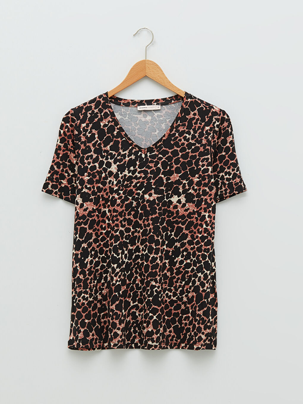 Siyah V Yaka Desenli Kısa Kollu Kadın Tişört-5