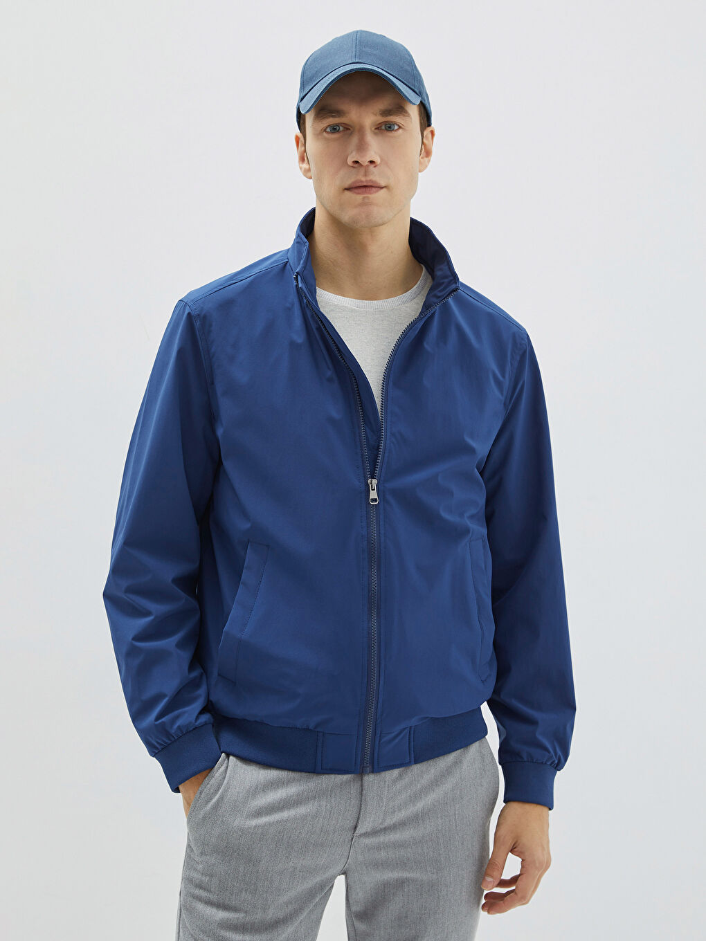 სტანდარტული ჭრა თხელი მამაკაცის კუს საყელო ქურთუკი