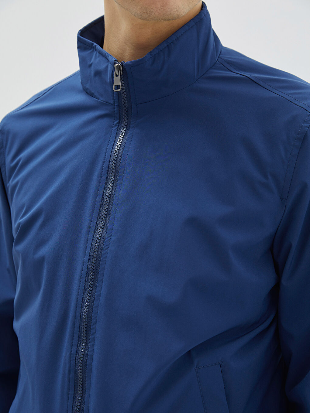 სტანდარტული ჭრა თხელი მამაკაცის კუს საყელო ქურთუკი-3