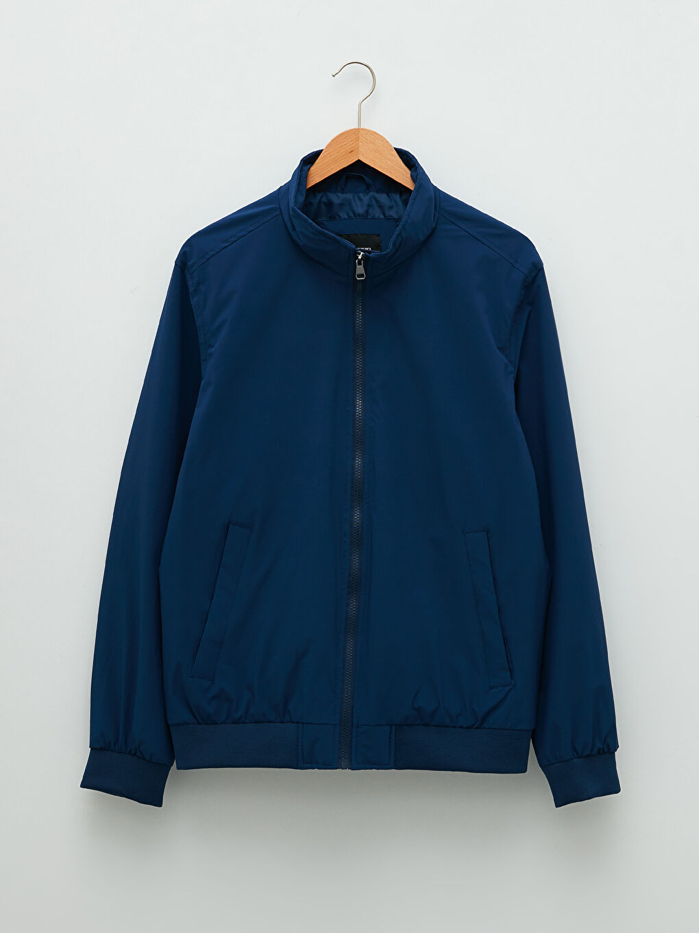 სტანდარტული ჭრა თხელი მამაკაცის კუს საყელო ქურთუკი-5