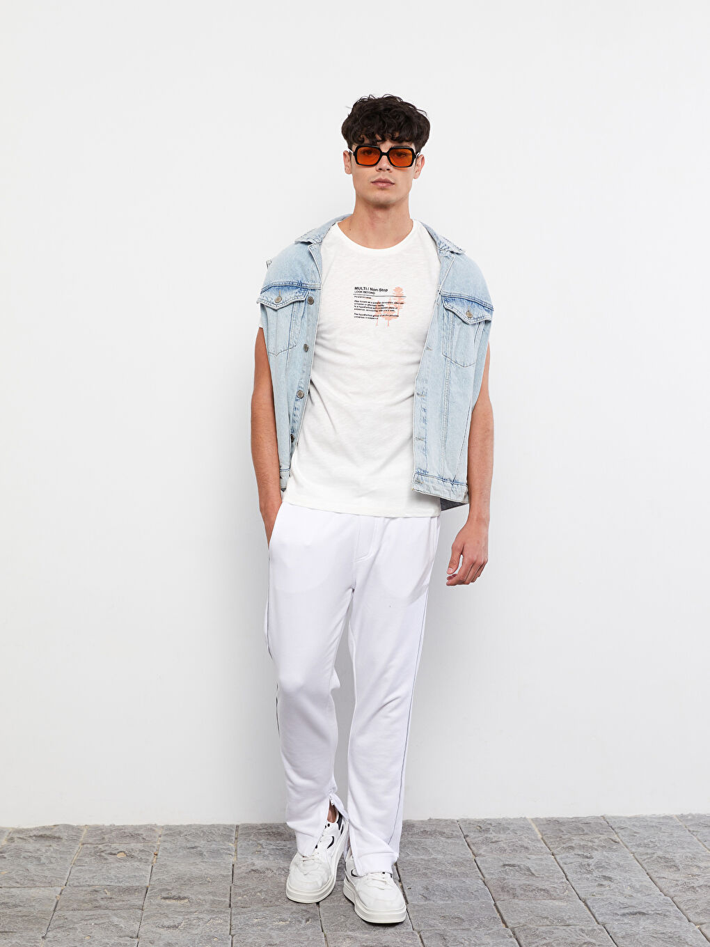 Ерлерге арналған трикотаж дөңгелек жағалы қысқа жең принтті мақта футболка