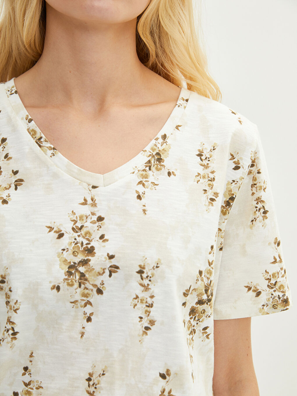 LCW ECO Women's V-Neck Floral Short Sleeve Cotton T-Shirt -S29091Z8-LQX