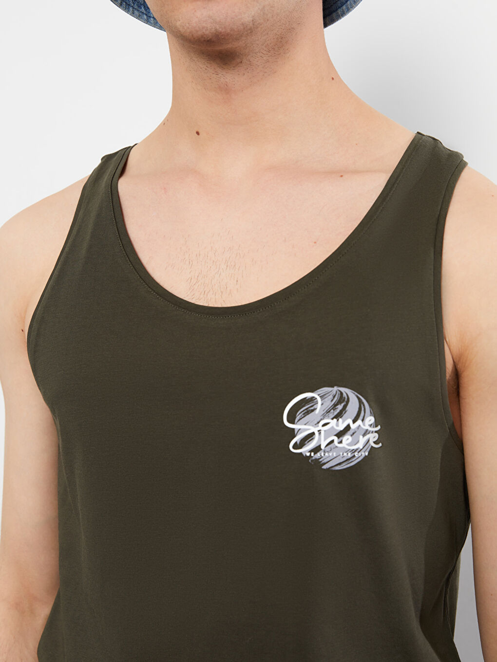 تيشيرت بدون أكمام مطبوع بياقة دائرية للرجال-3