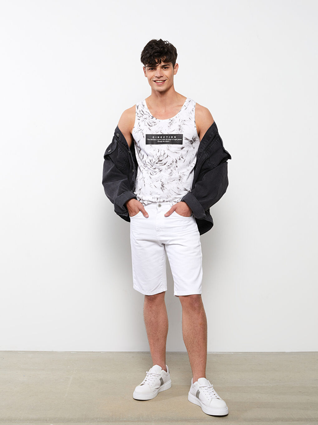 تيشيرت بدون أكمام مطبوع برقبة دائرية للرجال