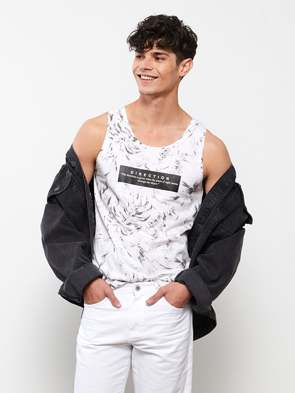 تيشيرت بدون أكمام مطبوع برقبة دائرية للرجال-1