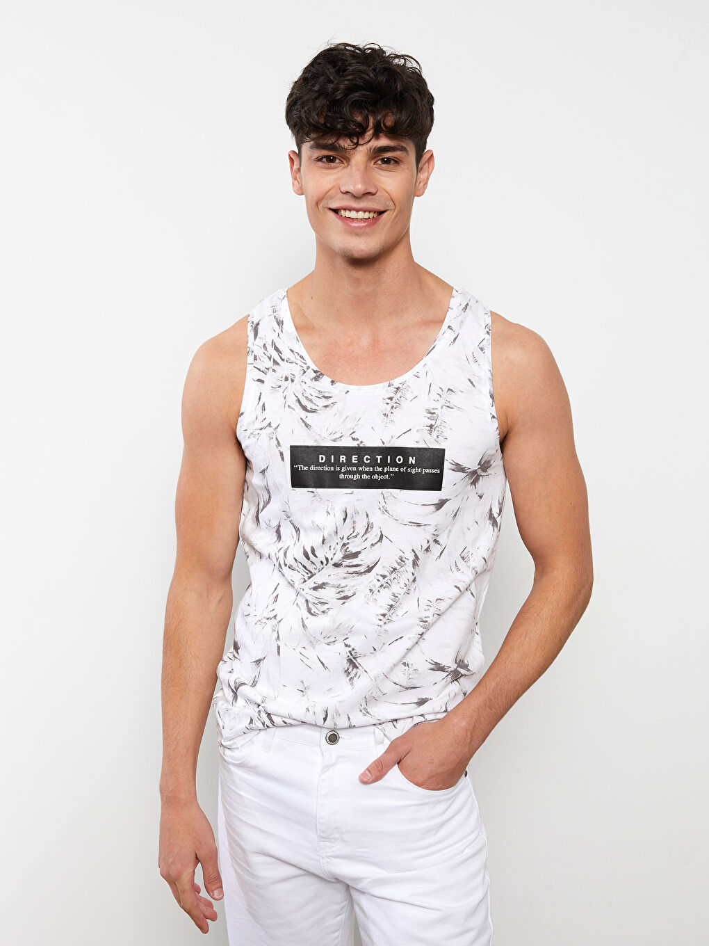 تيشيرت بدون أكمام مطبوع برقبة دائرية للرجال-2