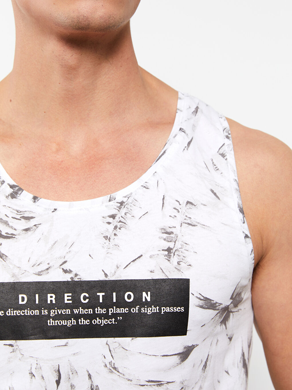 تيشيرت بدون أكمام مطبوع برقبة دائرية للرجال-3