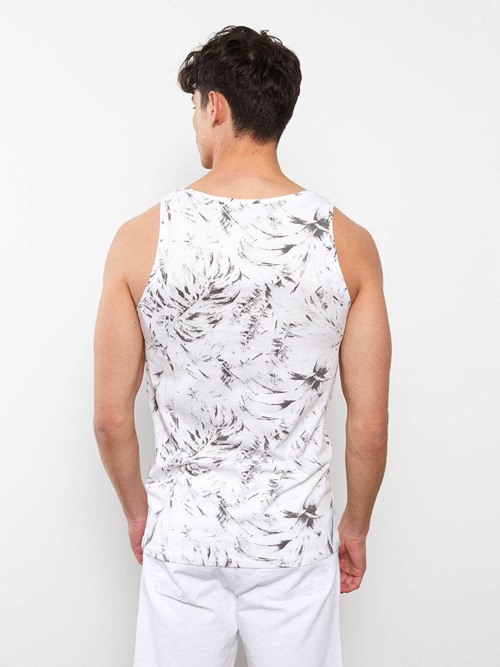 تيشيرت بدون أكمام مطبوع برقبة دائرية للرجال-4