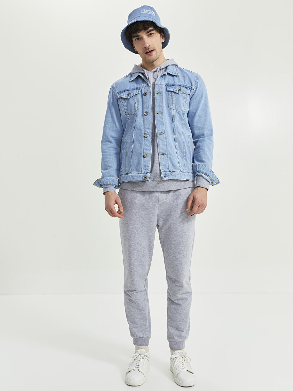 قبعة دلو قطن بنص مطبوع للرجال-1