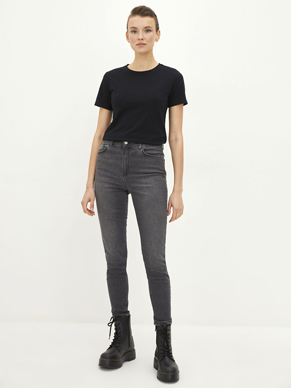 Siyah Bisiklet Yaka Düz Kısa Kollu Kadın Tişört-1