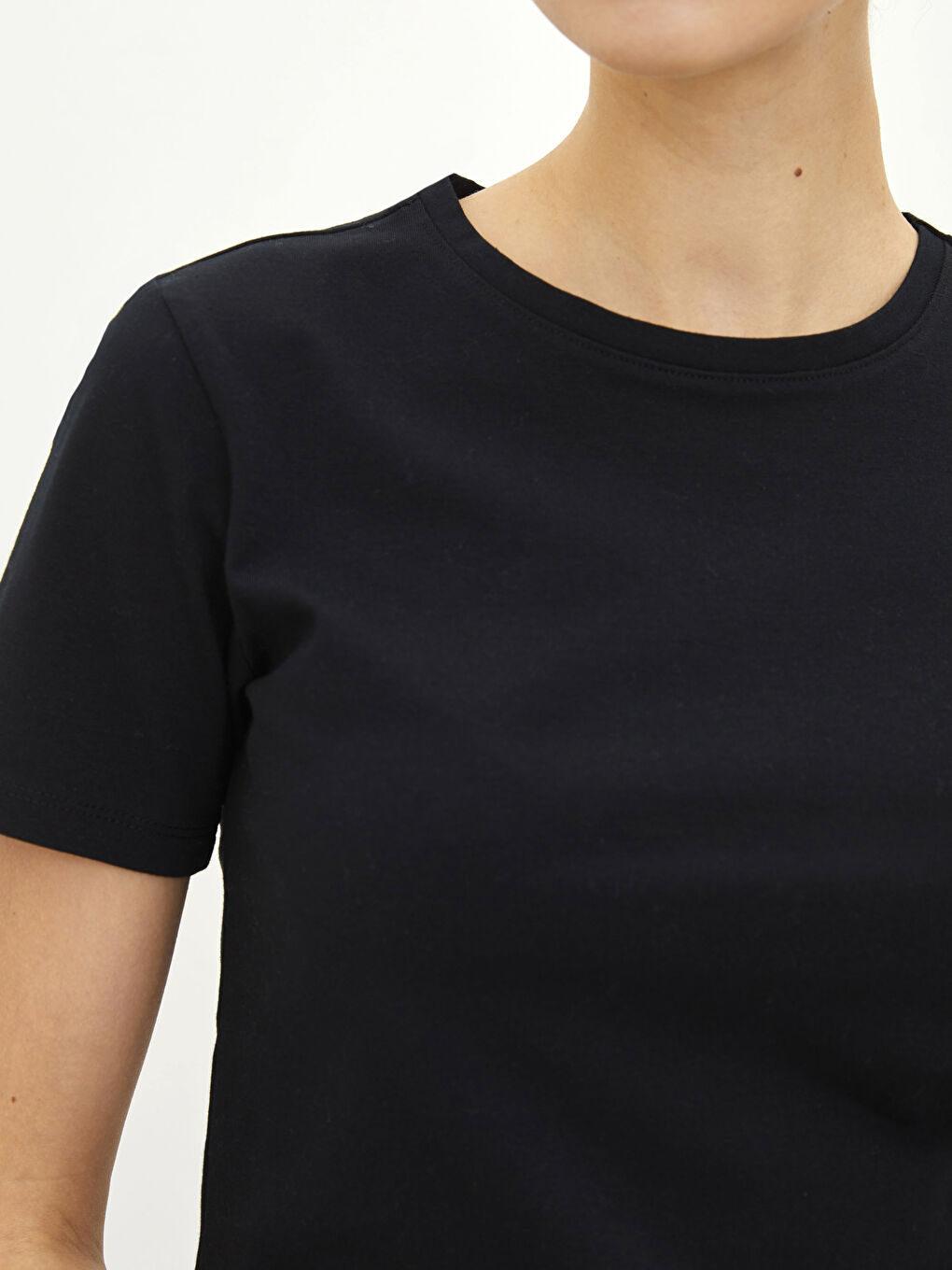 Siyah Bisiklet Yaka Düz Kısa Kollu Kadın Tişört-2