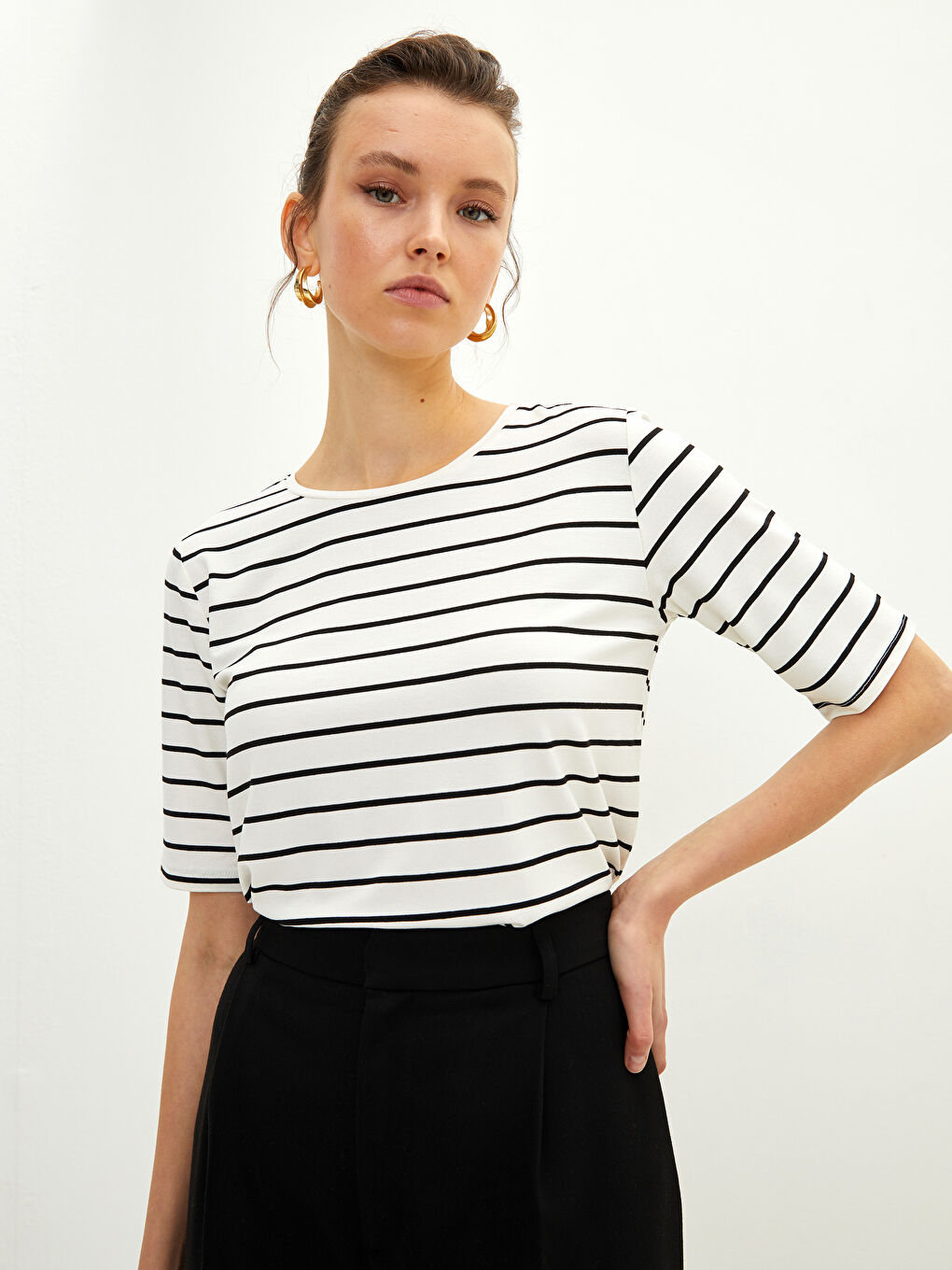 Beyaz Bisiklet Yaka Çizgili Kısa Kollu Kadın Tişört