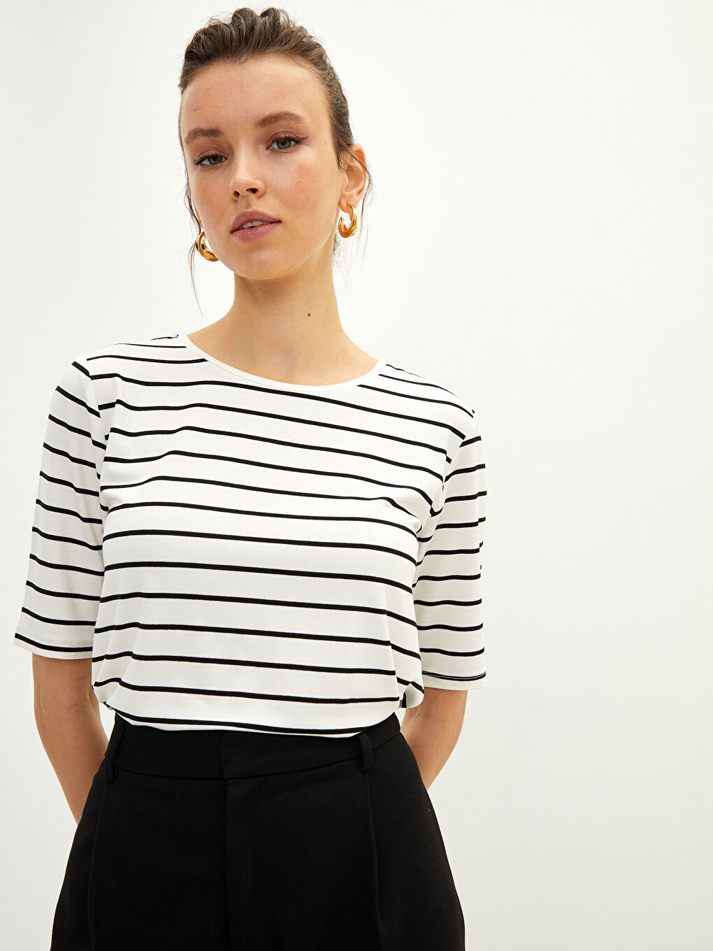 Beyaz Bisiklet Yaka Çizgili Kısa Kollu Kadın Tişört-1