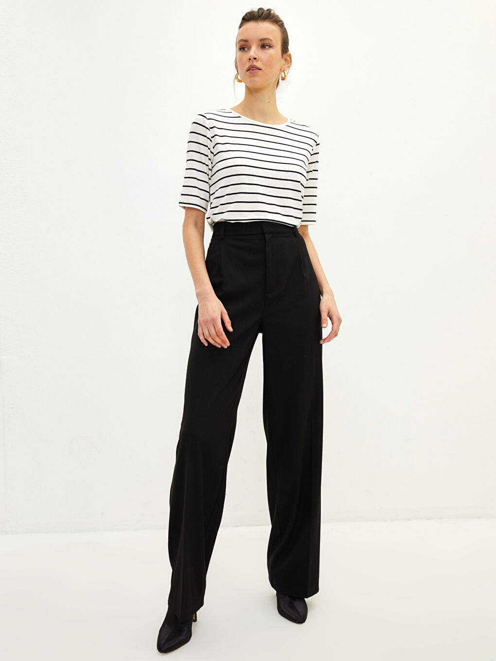 Beyaz Bisiklet Yaka Çizgili Kısa Kollu Kadın Tişört-2