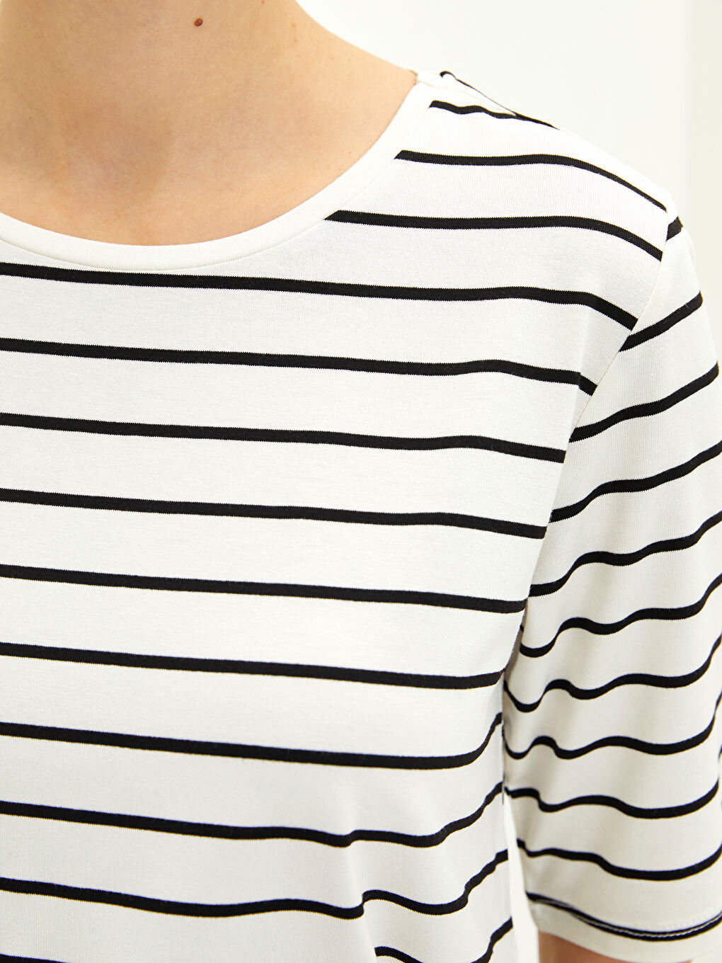 Beyaz Bisiklet Yaka Çizgili Kısa Kollu Kadın Tişört-3