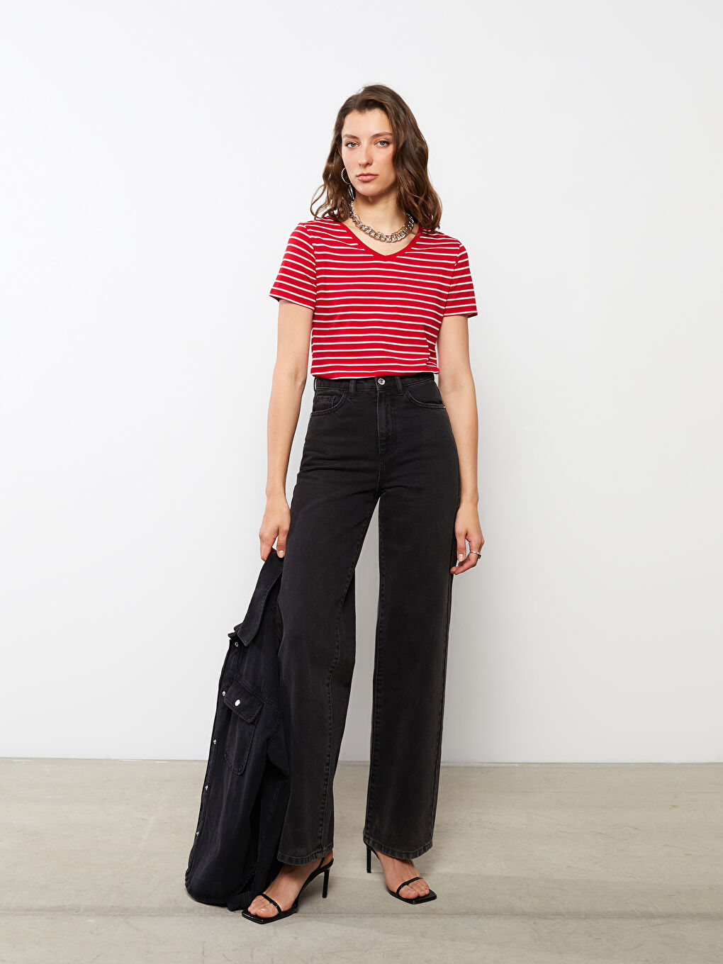 Kırmızı V Yaka Çizgili Kısa Kollu Kadın Tişört