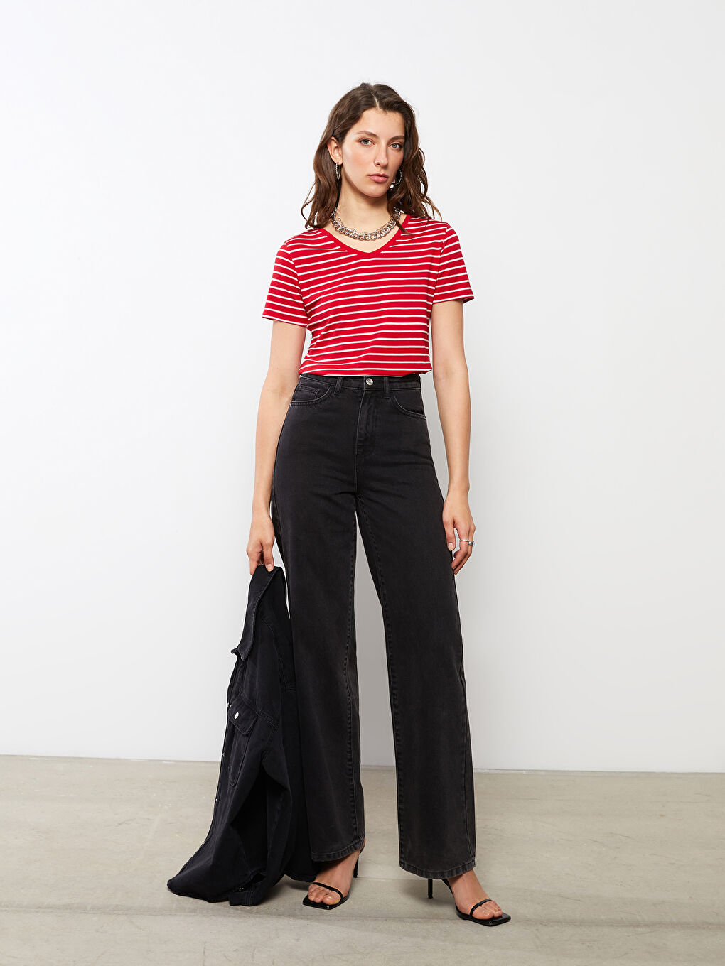 Kırmızı V Yaka Çizgili Kısa Kollu Kadın Tişört-1