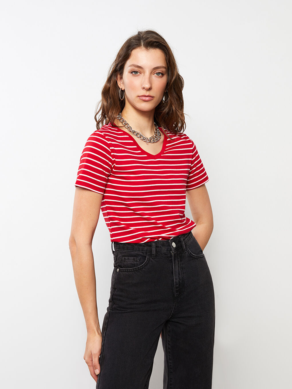 Kırmızı V Yaka Çizgili Kısa Kollu Kadın Tişört-2