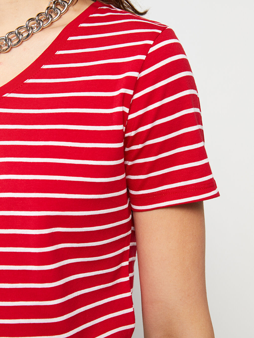 Kırmızı V Yaka Çizgili Kısa Kollu Kadın Tişört-4