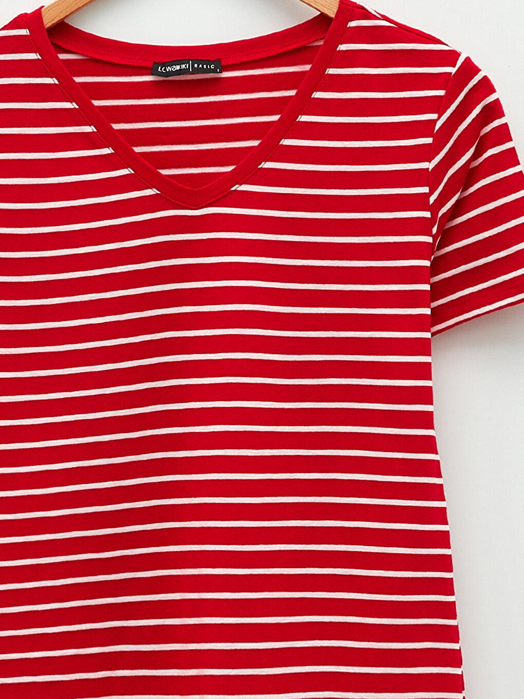 Kırmızı V Yaka Çizgili Kısa Kollu Kadın Tişört-8