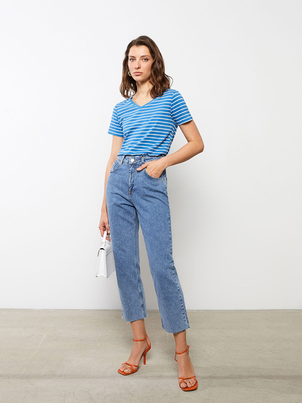 تي شيرت كم قصير مخطط بياقة على شكل حرف V للسيدات