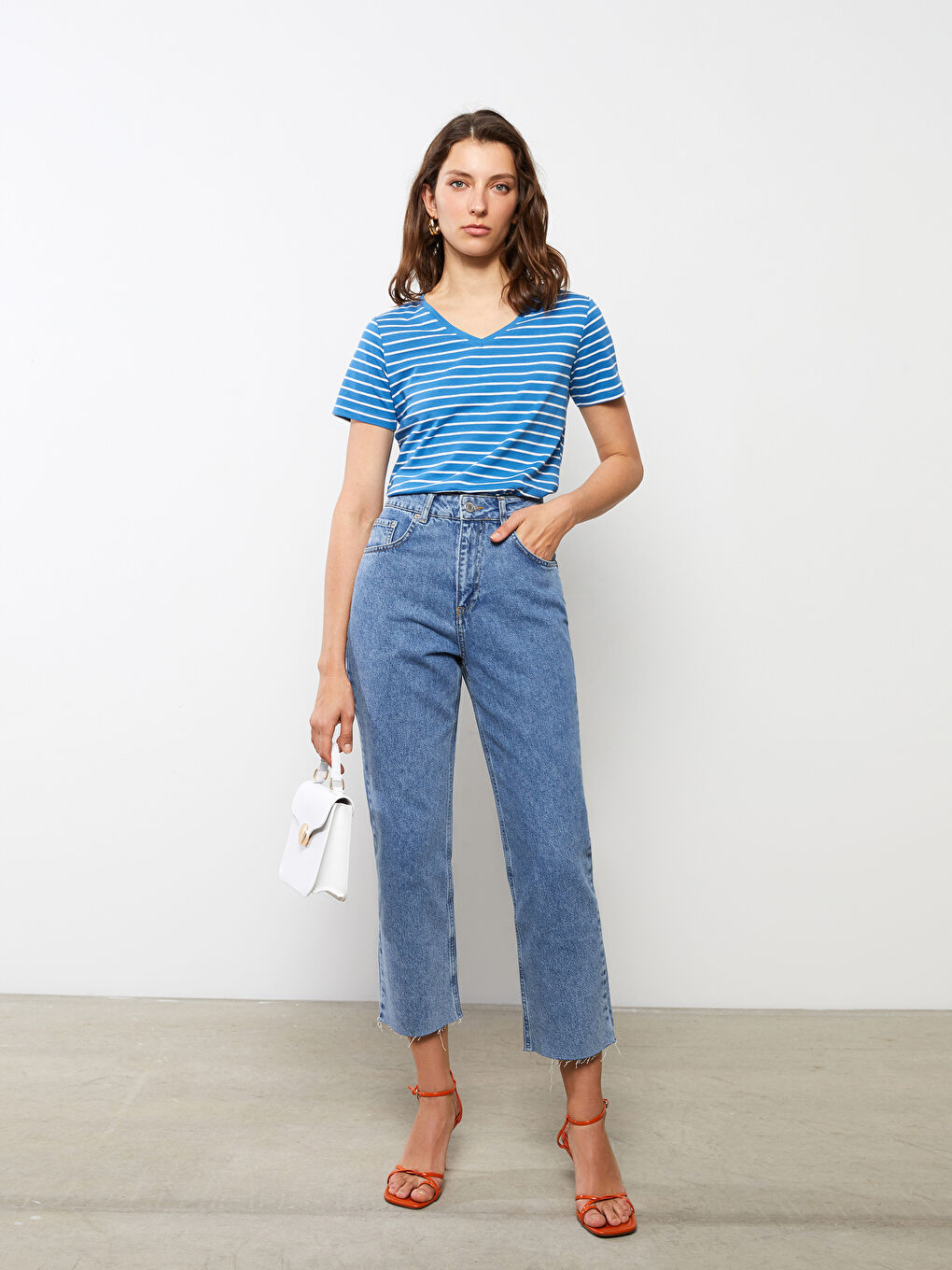 تي شيرت كم قصير مخطط بياقة على شكل حرف V للسيدات-1