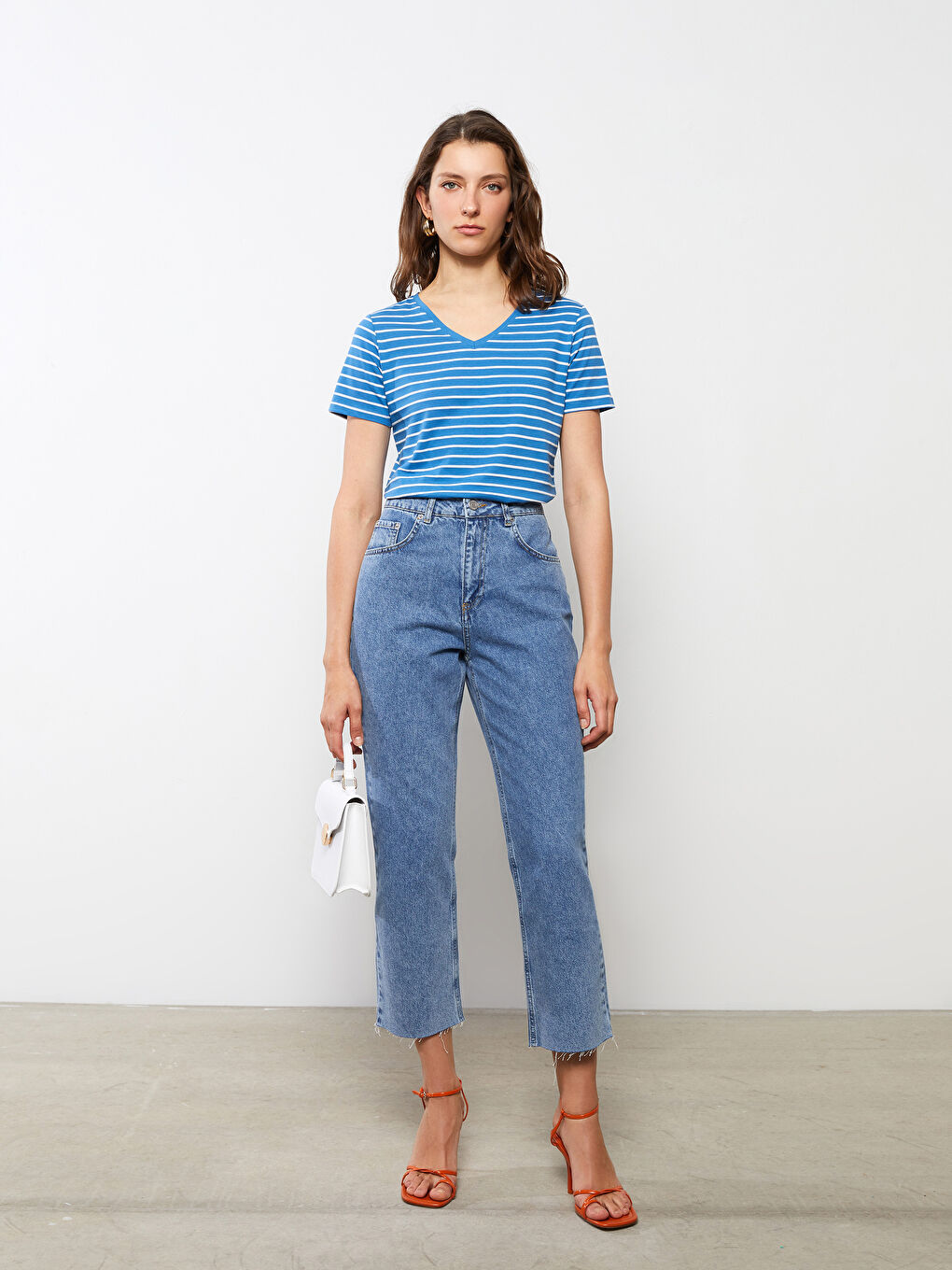 تي شيرت كم قصير مخطط بياقة على شكل حرف V للسيدات-2