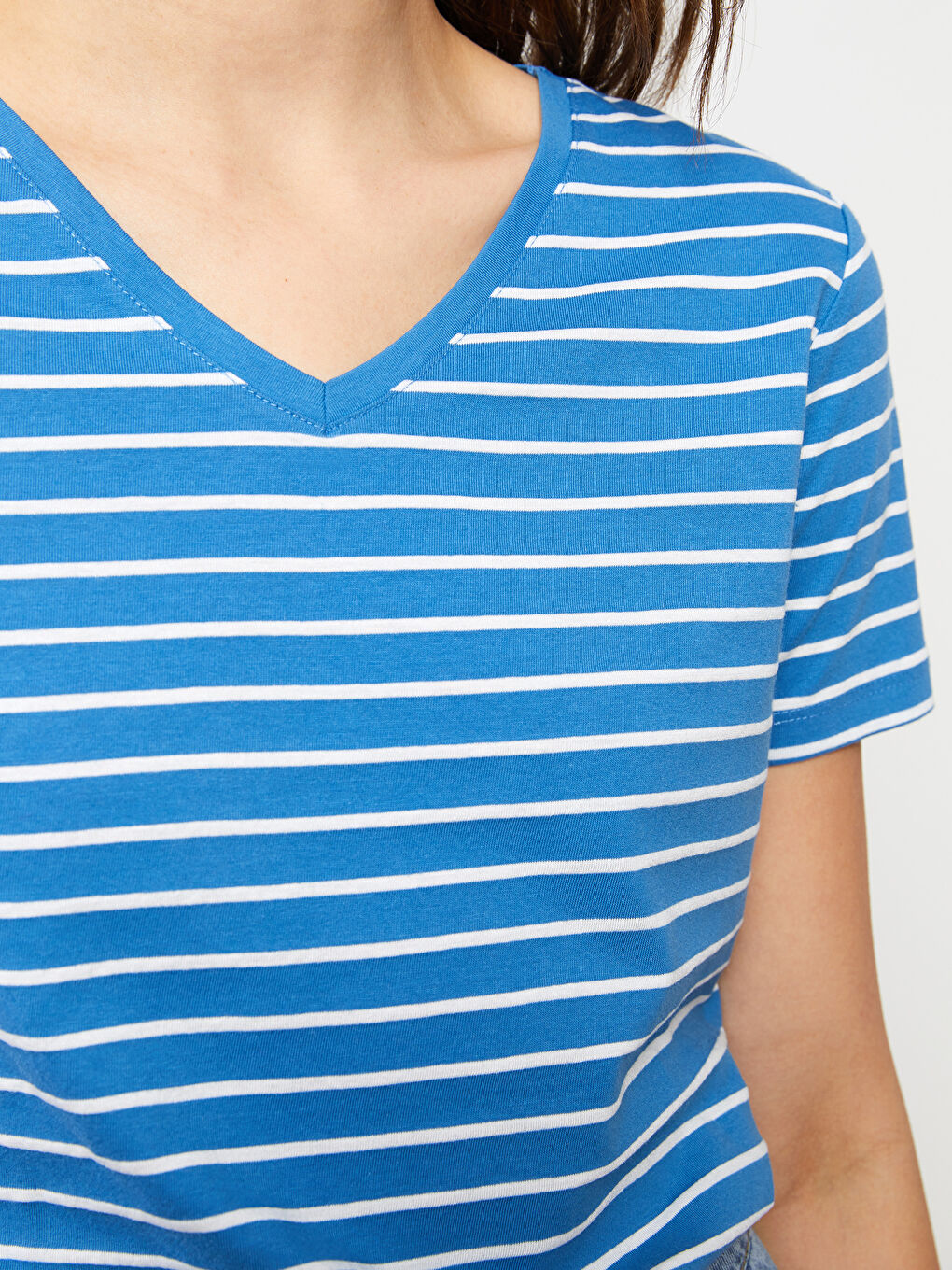 تي شيرت كم قصير مخطط بياقة على شكل حرف V للسيدات-4