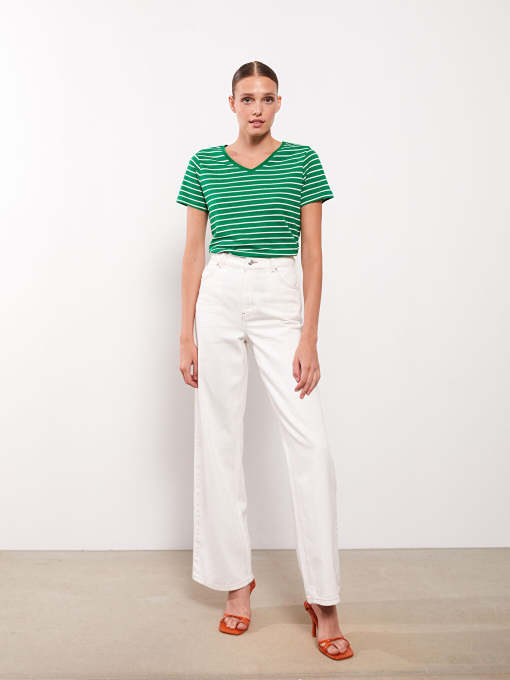 Yeşil V Yaka Çizgili Kısa Kollu Kadın Tişört-1