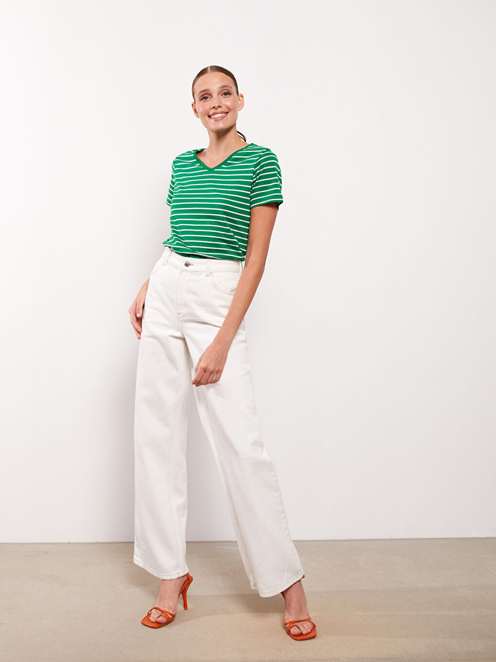 Yeşil V Yaka Çizgili Kısa Kollu Kadın Tişört-2